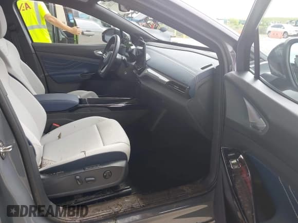 ✅ 2025 Volkswagen ID.4 S • VIN: 1V25MPE81SC006505 • Lot: 43212683. Listed on IAAI with 4,121 mi. Free auction sales archive from the USA and detailed vehicle history report at DreamBid. Image 5.