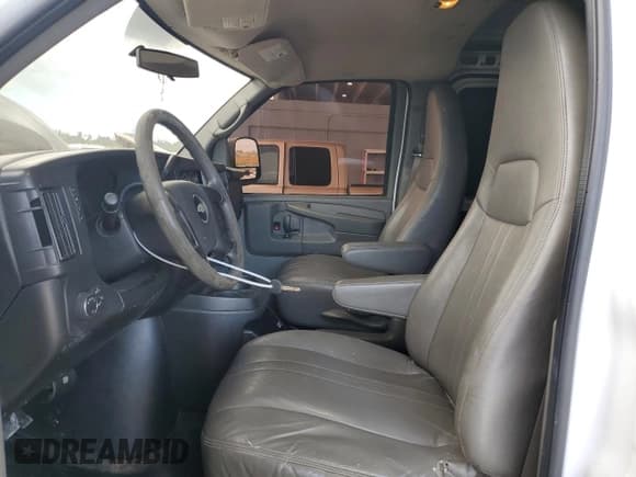 ✅ 2014 Chevrolet Express Cargo • VIN: 1GCSGAFX8E1201063 • Lot: 69499365. Wystawiony na Copart z przebiegiem 178 652 mil. Bezpłatny archiwum sprzedaży aukcyjnych z USA i szczegółowy raport historii pojazdu na DreamBid. Zdjęcie 7.