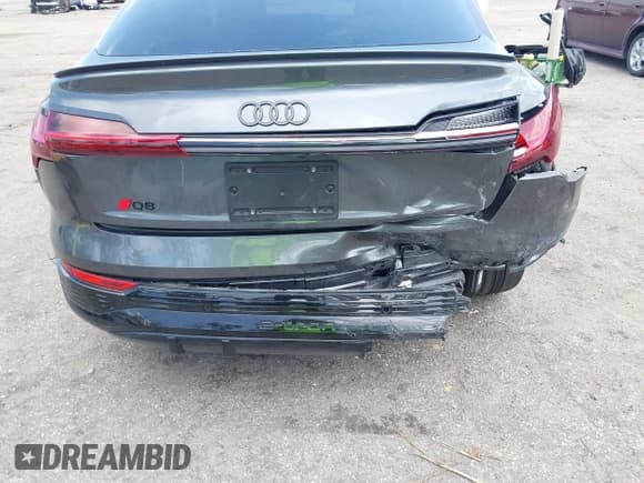 ✅ 2024 Audi Q8 e-tron S line Prestige • VIN: WA1DAAGEXRB062085 • Лот: 42486359. Опубликован ранее на IAAI с пробегом 8 832 миль. Бесплатный доступ к архиву аукционных продаж из США и подробный отчёт об истории автомобиля на DreamBid. Изображение 6.