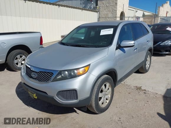 ✅ 2012 Kia Sorento LX • VIN: 5XYKT3A15CG226252 • Lot: 43593085. Wystawiony na IAAI z przebiegiem 151 951 mil. Bezpłatny archiwum sprzedaży aukcyjnych z USA i szczegółowy raport historii pojazdu na DreamBid. Zdjęcie 2.