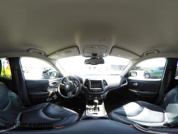 ✅ 2018 Jeep Cherokee Limited • VIN: 1C4PJLDB2JD567877 • Lot: 43098649. Listed on IAAI with 69,295 mi. Free auction sales archive from the USA and detailed vehicle history report at DreamBid. Image 18.