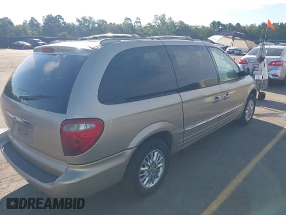 ✅ 2002 Chrysler Town & Country Limited • VIN: 2C8GP64L72R525467 • Lot: 43120555. Listed on IAAI with 239,449 mi. Free auction sales archive from the USA and detailed vehicle history report at DreamBid. Image 4.