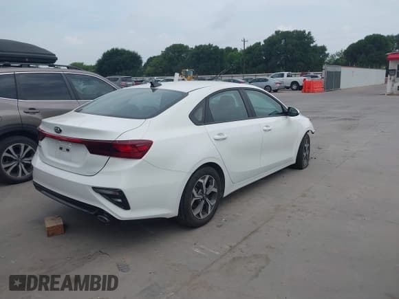 ✅ 2021 Kia Forte LXS • VIN: 3KPF24AD1ME361778 • Lot: 42275086. Wystawiony na IAAI z przebiegiem 13 472 mil. Bezpłatny archiwum sprzedaży aukcyjnych z USA i szczegółowy raport historii pojazdu na DreamBid. Zdjęcie 4.