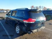 ✅ 2012 Toyota Sienna LE • VIN: 5TDKK3DC7CS229883 • Lot: 43592199. Wystawiony na IAAI z przebiegiem 115 659 mil. Bezpłatny archiwum sprzedaży aukcyjnych z USA i szczegółowy raport historii pojazdu na DreamBid. Zdjęcie 3.