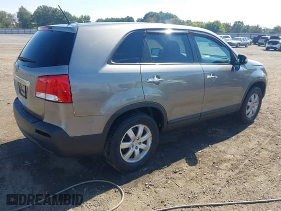 ✅ 2011 Kia Sorento LX • VIN: 5XYKT3A15BG107454 • Lot: 43462947. Wystawiony na IAAI z przebiegiem 115 530 mil. Bezpłatny archiwum sprzedaży aukcyjnych z USA i szczegółowy raport historii pojazdu na DreamBid. Zdjęcie 4.