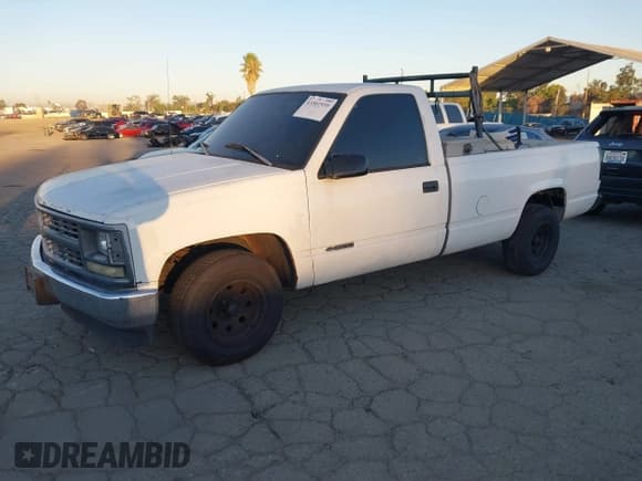 ✅ 1995 Chevrolet Silverado 1500 • VIN: 1GCEC14Z4SZ281066 • Lot: 43501939. Wystawiony na IAAI z przebiegiem 272 396 mil. Bezpłatny archiwum sprzedaży aukcyjnych z USA i szczegółowy raport historii pojazdu na DreamBid. Zdjęcie 2.