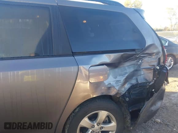 ✅ 2016 Toyota Sienna LE AAS • VIN: 5TDKK3DC3GS717170 • Лот: 43327309. Опубликован ранее на IAAI с пробегом 215 364 миль. Бесплатный доступ к архиву аукционных продаж из США и подробный отчёт об истории автомобиля на DreamBid. Изображение 6.