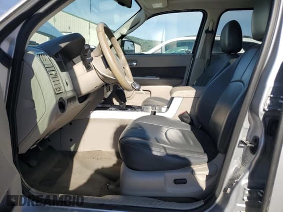 ✅ 2010 Mercury Mariner • VIN: 4M2CN9B70AKJ09653 • Lot: 43219875. Listed on Copart with 163,635 mi. Free auction sales archive from the USA and detailed vehicle history report at DreamBid. Image 7.