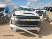 ✅ 2024 Chevrolet Silverado 2500HD • VIN: 1GB4YNEY3RF153220 • Lot: 84917505. Wystawiony na Copart z przebiegiem Nie podano. Bezpłatny archiwum sprzedaży aukcyjnych z USA i szczegółowy raport historii pojazdu na DreamBid. Zdjęcie 5.