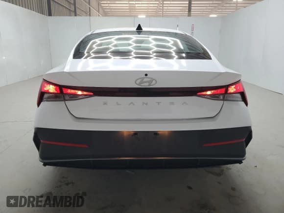 ✅ 2024 Hyundai Elantra SEL • VIN: KMHLM4DG8RU663043 • Lot: 91246805. Wystawiony na Copart z przebiegiem 39 494 mil. Bezpłatny archiwum sprzedaży aukcyjnych z USA i szczegółowy raport historii pojazdu na DreamBid. Zdjęcie 6.