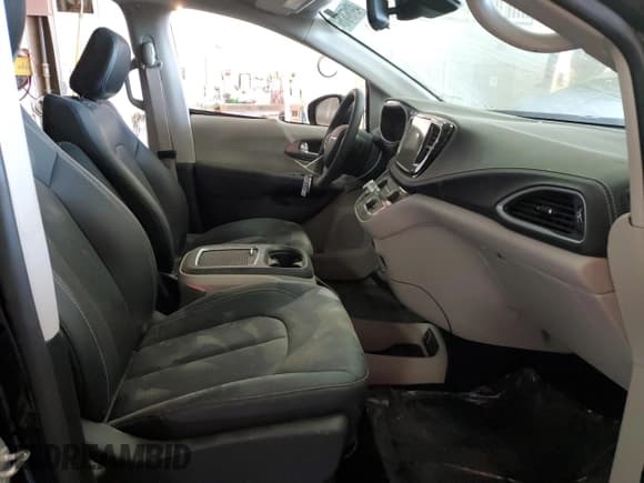 ✅ 2024 Chrysler Pacifica Touring L • VIN: 2C4RC3BG0RR134956 • Lot: 49157615. Wystawiony na Copart z przebiegiem Nie podano. Bezpłatny archiwum sprzedaży aukcyjnych z USA i szczegółowy raport historii pojazdu na DreamBid. Zdjęcie 7.