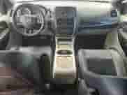 2018 Dodge Grand Caravan SXT z VIN 2C4RDGCGXJR224672, wystawiony jako Copart lot #82143145 z przebiegiem 104 991 mil mil oraz Szkoda całkowita • Salvage title. Historia ofert i sprzedaży dostępna na DreamBid. Obrazek 8.