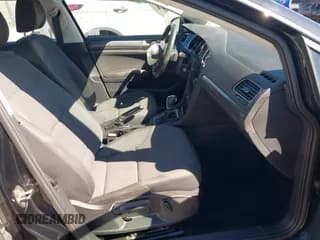 ✅ 2019 Volkswagen Golf S • VIN: 3VWG57AU5KM029940 • Lot: 43358635. Wystawiony na IAAI z przebiegiem 58 406 mil. Bezpłatny archiwum sprzedaży aukcyjnych z USA i szczegółowy raport historii pojazdu na DreamBid. Zdjęcie 5.