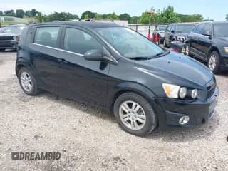 2015 Chevrolet Sonic LT z VIN 1G1JC6SB0F4157826, wystawiony jako IAAI lot #42503574 z przebiegiem 101 437 mil mil oraz . Historia ofert i sprzedaży dostępna na DreamBid. Obrazek 1.