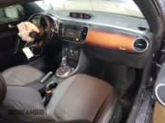 ✅ 2013 Volkswagen Beetle Turbo • VIN: 3VWV67AT2DM657419 • Lot: 87470614. Wystawiony na Copart z przebiegiem 104 948 mil. Bezpłatny archiwum sprzedaży aukcyjnych z USA i szczegółowy raport historii pojazdu na DreamBid. Zdjęcie 8.