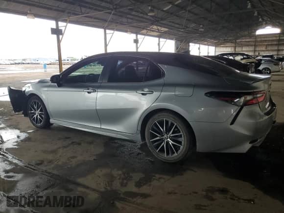 2022 Toyota Camry SE z VIN 4T1G11AK0NU621820, wystawiony jako Copart lot #86604205 z przebiegiem 101 107 mil mil oraz Szkoda całkowita • Salvage title. Historia ofert i sprzedaży dostępna na DreamBid. Obrazek 2.