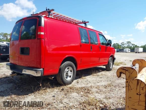 ✅ 2017 Chevrolet Express Cargo • VIN: 1GCWGAFG3H1350048 • Lot: 41881164. Wystawiony na IAAI z przebiegiem 115 430 mil. Bezpłatny archiwum sprzedaży aukcyjnych z USA i szczegółowy raport historii pojazdu na DreamBid. Zdjęcie 4.