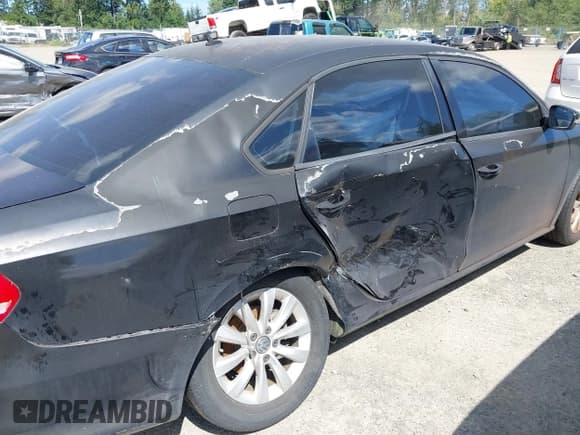 ✅ 2013 Volkswagen Passat S • VIN: 1VWAP7A38DC083633 • Lot: 43045976. Wystawiony na IAAI z przebiegiem 109 261 mil. Bezpłatny archiwum sprzedaży aukcyjnych z USA i szczegółowy raport historii pojazdu na DreamBid. Zdjęcie 6.