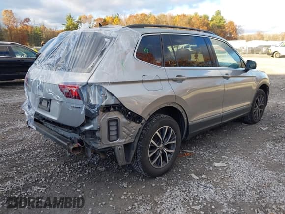 ✅ 2020 Volkswagen Tiguan SE • VIN: 3VV2B7AX4LM075200 • Lot: 43607446. Wystawiony na IAAI z przebiegiem 99 922 mil. Bezpłatny archiwum sprzedaży aukcyjnych z USA i szczegółowy raport historii pojazdu na DreamBid. Zdjęcie 4.