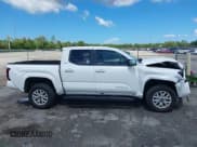✅ 2024 Toyota Tacoma SR5 • VIN: 3TYKB5FN4RT001038 • Lot: 42807438. Wystawiony na IAAI z przebiegiem 17 666 mil. Bezpłatny archiwum sprzedaży aukcyjnych z USA i szczegółowy raport historii pojazdu na DreamBid. Zdjęcie 13.