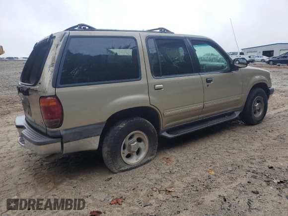 ✅ 2000 Ford Explorer XLT • VIN: 1FMZU63E5YZC67448 • Lot: 83935625. Wystawiony na Copart z przebiegiem 257 194 mil. Bezpłatny archiwum sprzedaży aukcyjnych z USA i szczegółowy raport historii pojazdu na DreamBid. Zdjęcie 3.