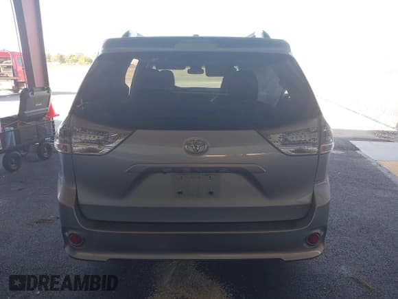 ✅ 2014 Toyota Sienna SE • VIN: 5TDXK3DC3ES495233 • Lot: 43173582. Wystawiony na IAAI z przebiegiem Nie podano. Bezpłatny archiwum sprzedaży aukcyjnych z USA i szczegółowy raport historii pojazdu na DreamBid. Zdjęcie 16.