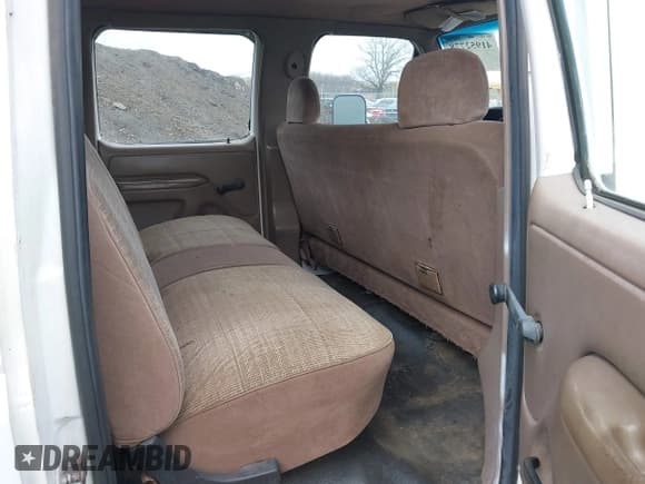 ✅ 1992 Ford F-350 • VIN: 2FTJW35MXNCA46841 • Lot: 41952778. Wystawiony na IAAI z przebiegiem 213 667 mil. Bezpłatny archiwum sprzedaży aukcyjnych z USA i szczegółowy raport historii pojazdu na DreamBid. Zdjęcie 8.