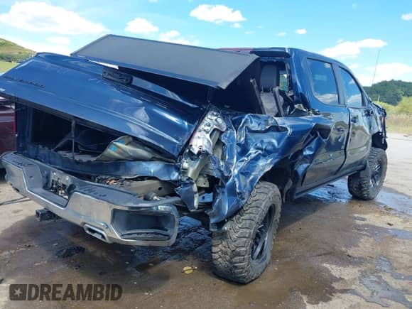 2023 Chevrolet Silverado 1500 LT z VIN 1GCUDDE81PZ193504, wystawiony jako IAAI lot #43079884 z przebiegiem 24 647 mil mil oraz . Historia ofert i sprzedaży dostępna na DreamBid. Obrazek 4.