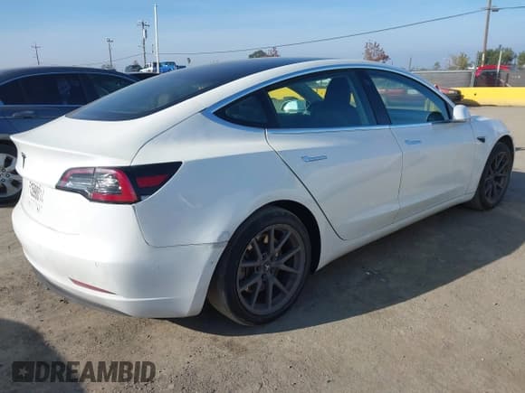 ✅ 2020 Tesla Model 3 Standard Range Plus • VIN: 5YJ3E1EAXLF644990 • Lot: 43772928. Wystawiony na IAAI z przebiegiem 48 180 mil. Bezpłatny archiwum sprzedaży aukcyjnych z USA i szczegółowy raport historii pojazdu na DreamBid. Zdjęcie 4.
