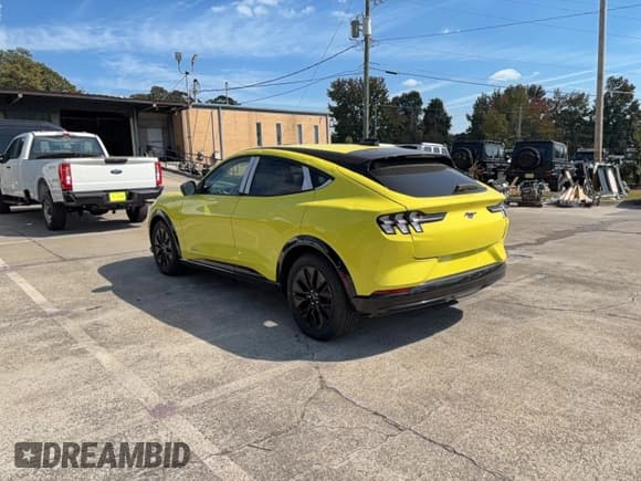 ✅ 2025 Ford Mustang Mach-E Premium • VIN: 3FMTK3SU3SMA07724 • Лот: 87428035. Опубликован ранее на Copart с пробегом 18 миль. Бесплатный доступ к архиву аукционных продаж из США и подробный отчёт об истории автомобиля на DreamBid. Изображение 3.