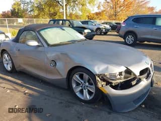 ✅ 2006 BMW Z4 3.0i • VIN: 4USBU33576LW66439 • Lot: 43520195. Wystawiony na IAAI z przebiegiem 79 305 mil. Bezpłatny archiwum sprzedaży aukcyjnych z USA i szczegółowy raport historii pojazdu na DreamBid. Zdjęcie 1.