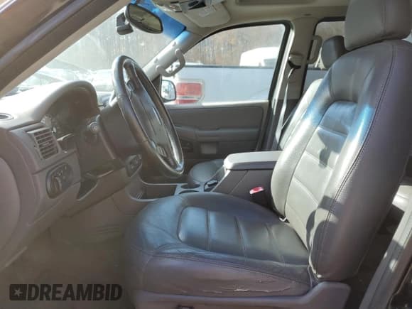 ✅ 2002 Ford Explorer XLT • VIN: 1FMDU73W82UC90493 • Lot: 92825075. Wystawiony na Copart z przebiegiem Nie podano. Bezpłatny archiwum sprzedaży aukcyjnych z USA i szczegółowy raport historii pojazdu na DreamBid. Zdjęcie 7.