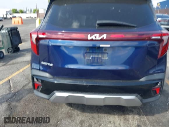 ✅ 2024 Kia Seltos EX • VIN: KNDER2AA0R7515714 • Lot: 43137271. Wystawiony na IAAI z przebiegiem 16 394 mil. Bezpłatny archiwum sprzedaży aukcyjnych z USA i szczegółowy raport historii pojazdu na DreamBid. Zdjęcie 16.