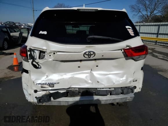 ✅ 2018 Toyota Highlander LE • VIN: 5TDZZRFH6JS262098 • Lot: 92033515. Listed on Copart with 114,800 mi. Free auction sales archive from the USA and detailed vehicle history report at DreamBid. Image 6.