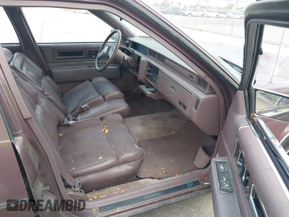 ✅ 1988 Cadillac DeVille • VIN: 1G6CD5156J4266323 • Lot: 43032476. Wystawiony na IAAI z przebiegiem 82 627 mil. Bezpłatny archiwum sprzedaży aukcyjnych z USA i szczegółowy raport historii pojazdu na DreamBid. Zdjęcie 5.