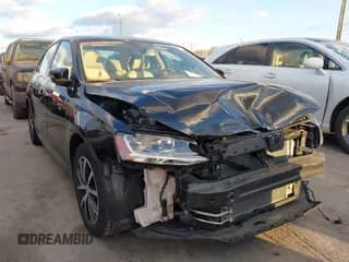 ✅ 2018 Volkswagen Jetta SE • VIN: 3VWDB7AJXJM242818 • Лот: 43585475. Опубликован ранее на IAAI с пробегом 121 108 миль. Бесплатный доступ к архиву аукционных продаж из США и подробный отчёт об истории автомобиля на DreamBid. Изображение 1.