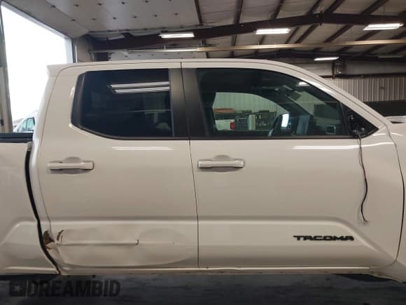 ✅ 2025 Toyota Tacoma SR • VIN: 3TMLB5JN2SM090394 • Лот: 41916312. Опубликован ранее на IAAI с пробегом 840 миль. Бесплатный доступ к архиву аукционных продаж из США и подробный отчёт об истории автомобиля на DreamBid. Изображение 14.