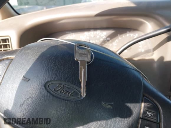 ✅ 2000 Ford F-250 XL • VIN: 1FTNX21S9YED39142 • Lot: 40612671. Wystawiony na IAAI z przebiegiem 227 772 mil. Bezpłatny archiwum sprzedaży aukcyjnych z USA i szczegółowy raport historii pojazdu na DreamBid. Zdjęcie 11.