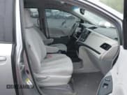 ✅ 2011 Toyota Sienna LE AAS • VIN: 5TDKK3DC7BS165746 • Лот: 42264841. Опубликован ранее на IAAI с пробегом 173 236 миль. Бесплатный доступ к архиву аукционных продаж из США и подробный отчёт об истории автомобиля на DreamBid. Изображение 5.