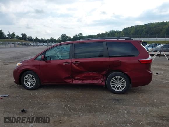 ✅ 2017 Toyota Sienna XLE • VIN: 5TDYZ3DC3HS847876 • Lot: 43288058. Listed on IAAI with 95,784 mi. Free auction sales archive from the USA and detailed vehicle history report at DreamBid. Image 14.