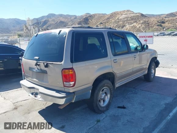 ✅ 1998 Ford Explorer XL • VIN: 1FMZU34E4WZB50132 • Lot: 42708532. Wystawiony na IAAI z przebiegiem 237 486 mil. Bezpłatny archiwum sprzedaży aukcyjnych z USA i szczegółowy raport historii pojazdu na DreamBid. Zdjęcie 4.