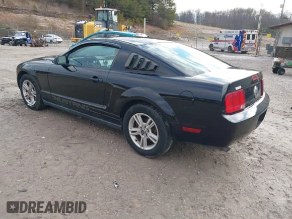 ✅ 2005 Ford Mustang Deluxe • VIN: 1ZVFT80N155258398 • Lot: 43896100. Listed on IAAI with 157,001 mi. Free auction sales archive from the USA and detailed vehicle history report at DreamBid. Image 3.
