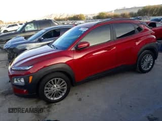 ✅ 2021 Hyundai Kona SEL • VIN: KM8K22AAXMU689111 • Лот: 42703654. Опубликован ранее на Copart с пробегом 43 272 миль. Бесплатный доступ к архиву аукционных продаж из США и подробный отчёт об истории автомобиля на DreamBid. Изображение 1.