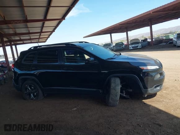 ✅ 2018 Jeep Cherokee Latitude • VIN: 1C4PJMCB3JD548438 • Lot: 42943063. Wystawiony na IAAI z przebiegiem 137 308 mil. Bezpłatny archiwum sprzedaży aukcyjnych z USA i szczegółowy raport historii pojazdu na DreamBid. Zdjęcie 6.