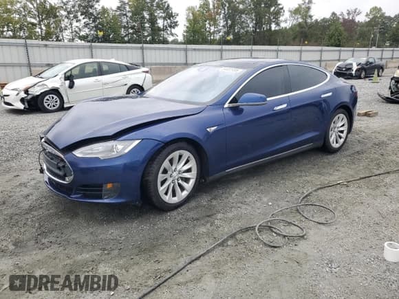 ✅ 2015 Tesla Model S 85D • VIN: 5YJSA1S26FF090047 • Лот: 84451495. Опубликован ранее на Copart с пробегом 128 047 миль. Бесплатный доступ к архиву аукционных продаж из США и подробный отчёт об истории автомобиля на DreamBid. Изображение 1.