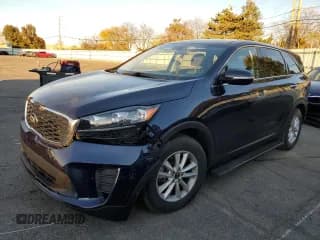 ✅ 2020 Kia Sorento LX • VIN: 5XYPG4A59LG615950 • Лот: 91402045. Опубликован ранее на Copart с пробегом 87 952 миль. Бесплатный доступ к архиву аукционных продаж из США и подробный отчёт об истории автомобиля на DreamBid. Изображение 1.