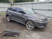 ✅ 2017 Lincoln MKC Reserve • VIN: 5LMCJ3D93HUL03680 • Lot: 95403155. Wystawiony na Copart z przebiegiem 66 428 mil. Bezpłatny archiwum sprzedaży aukcyjnych z USA i szczegółowy raport historii pojazdu na DreamBid. Zdjęcie 4.