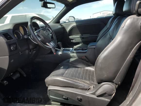 2014 Dodge Challenger SXT z VIN 2C3CDYAG0EH139872, wystawiony jako Copart lot #68122374 z przebiegiem 113 207 mil mil oraz Szkoda całkowita • Salvage title. Historia ofert i sprzedaży dostępna na DreamBid. Obrazek 7.