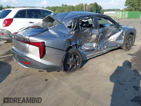 ✅ 2025 Kia K4 LXS • VIN: 3KPFT4DE0SE035761 • Lot: 43266565. Wystawiony na IAAI z przebiegiem 20 629 mil. Bezpłatny archiwum sprzedaży aukcyjnych z USA i szczegółowy raport historii pojazdu na DreamBid. Zdjęcie 4.