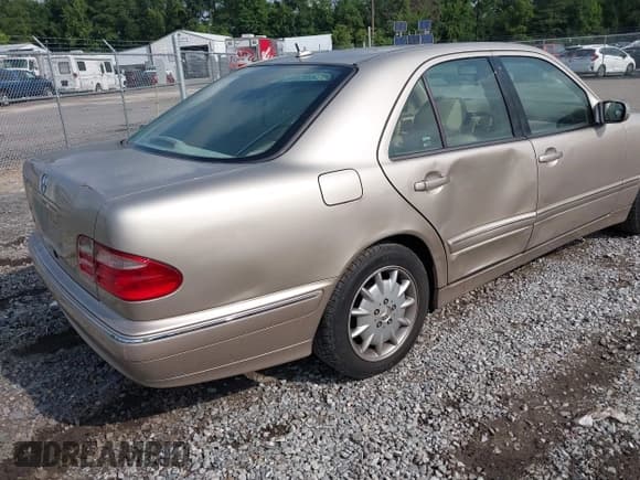 ✅ 2001 Mercedes-Benz E 320 • VIN: WDBJF65J61B180354 • Лот: 42934412. Опубликован ранее на IAAI с пробегом 120 817 миль. Бесплатный доступ к архиву аукционных продаж из США и подробный отчёт об истории автомобиля на DreamBid. Изображение 6.